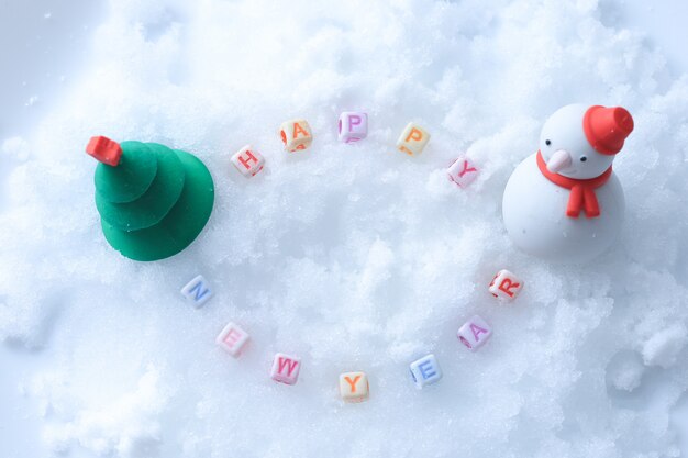 Message de bonne année fait avec des cubes de lettres sur la neige