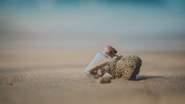 Message en bouteille sur la plage de la mer