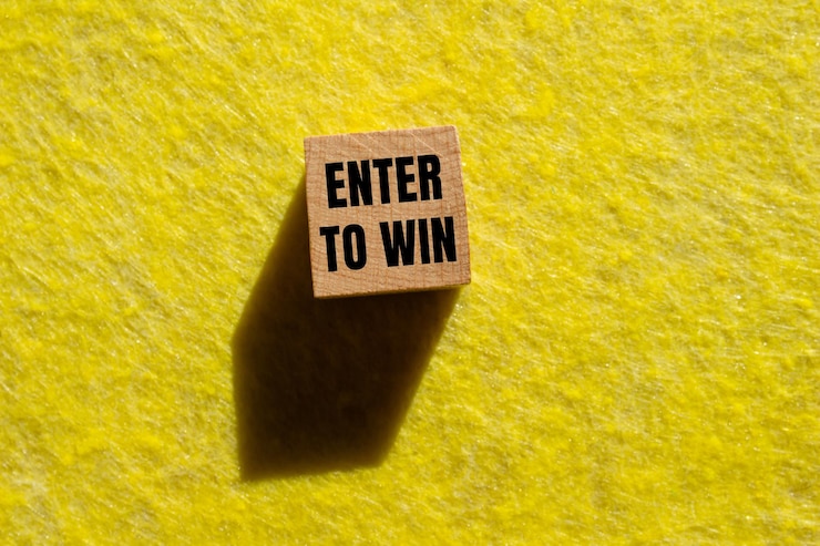 Photo message d'entrée pour gagner écrit sur un cube de bois avec un fond jaune symbole d'entrée conceptuel pour gagner copier l'espace