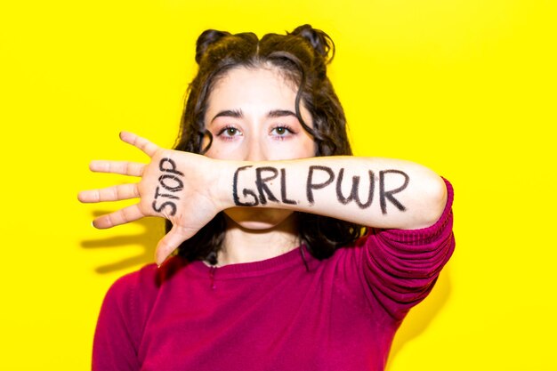 Le message de GRL PWR sur l'avant-bras des femmes