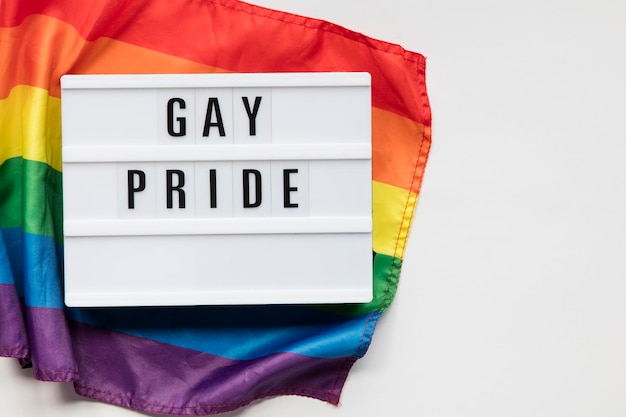 Message de la lightbox de la fierté gay sur un drapeau de la fierté gay LGBT