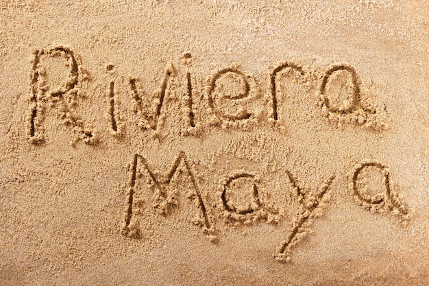 Message manuscrit sur la plage de sable de Riviera Maya