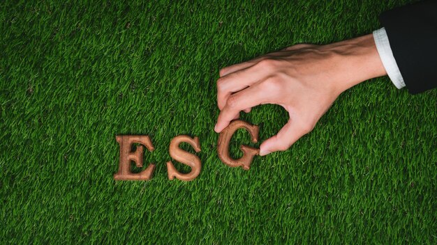 Message de présentation de la campagne de sensibilisation à l'environnement organisé à la main en ESG sur fond d'herbe verte biophilique Idée de concept de gouvernance sociale environnementale pour un avenir durable et plus vert Gyre