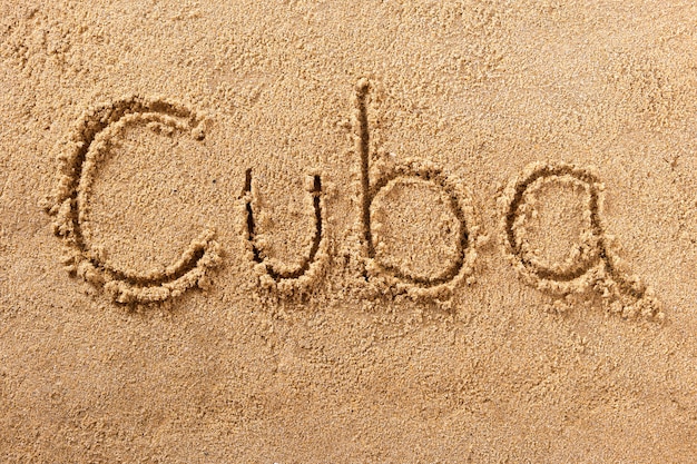 Message de sable de plage manuscrite à Cuba