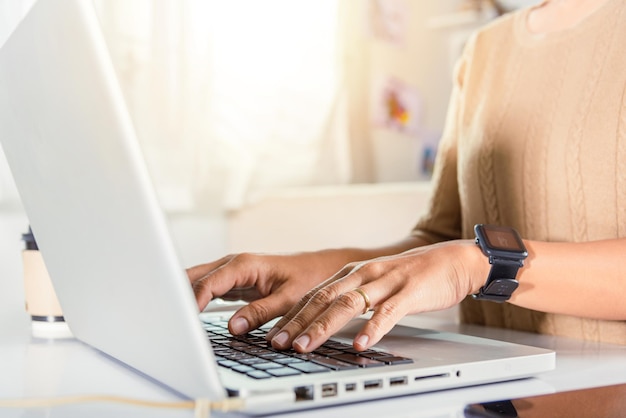 Message texte de femme pour un nouveau projet, elle travaille à distance sur ordinateur