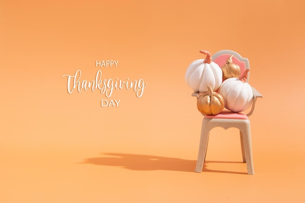 Message de Thanksgiving avec collection de citrouilles d'automne sur chaise jouet