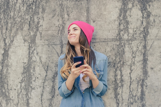 Messagerie d'une jeune fille avec sa meilleure amie. Fille lisant et tapant des sms drôles sur son téléphone portable