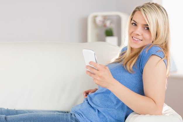 Messagerie texte détendue belle femme dans le salon