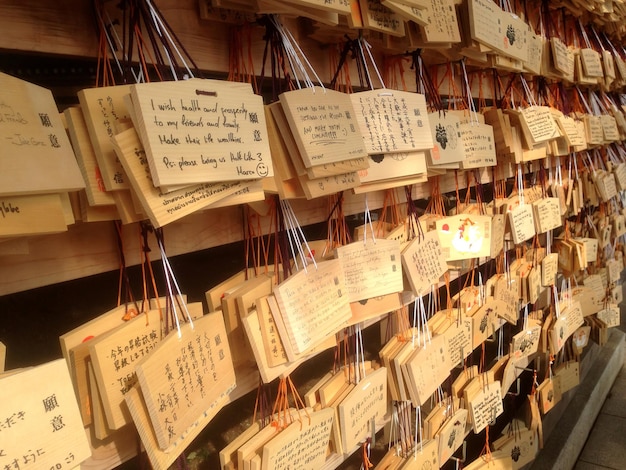 Photo des messages d'espoir et de prière au sanctuaire shintoïste meiji jungu à tokyo, au japon