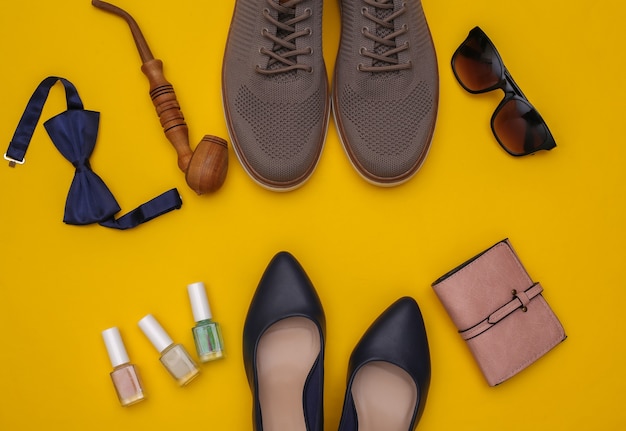 Messieurs et dames chaussures et accessoires sur fond jaune. Vue de dessus