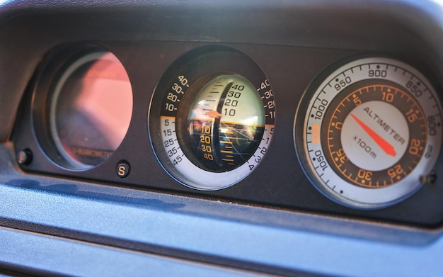 Mesure De L'altitude, De L'inclinomètre Ou Du Clinomètre Dans Le Tableau De  Bord Du Véhicule Hors Route Suv Recouvert De Poussière Rouge Provenant De  La Conduite Dans Le Désert