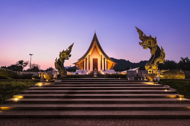 mesure de paysage crépuscule en Thaïlande