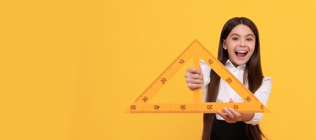 Mesurer et dimensionner l'éducation pour les mathématiques de l'enfant entre deux filles heureuses tenir le triangle Affiche isolée horizontale de l'élève de l'école Bannière en-tête portrait d'écolière