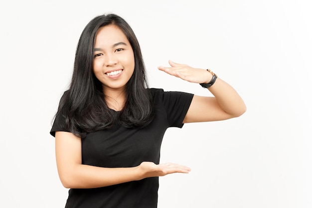 Mesurer et montrer le produit de gros signe de belle femme asiatique isolé sur fond blanc