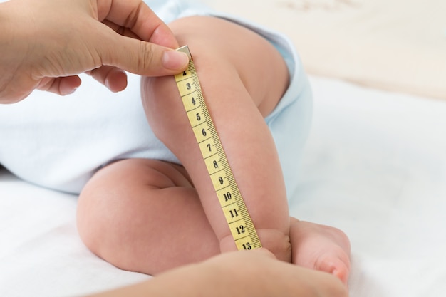 Mesurer la taille du bébé jambe