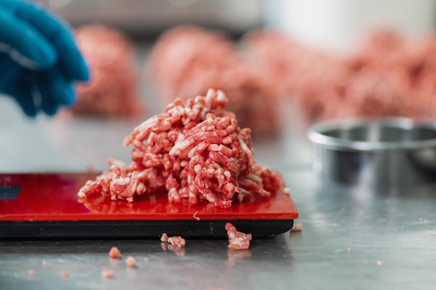 Mesurer la viande hachée pour la préparation des hamburgers