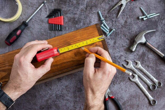 Mesures à l'aide de tailles de roulette pour la réparation Mains avec outil Ensemble d'outils pour la réparation à domicile Marteau pinces clous écrous