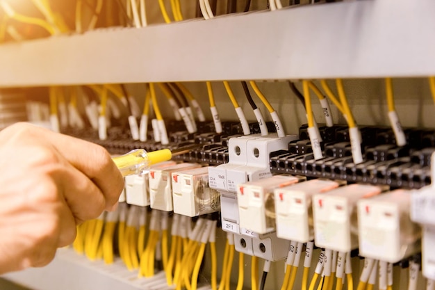 Photo mesures de l'électricien avec système de test multimètre prêt