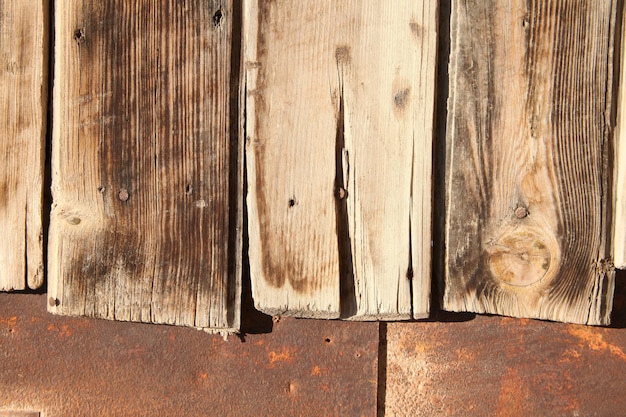 métal rouillé sur la vieille porte en bois