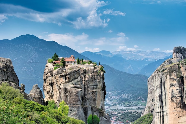 Meteora est une formation d'énormes rochers, ils abritent des monastères. Grèce.