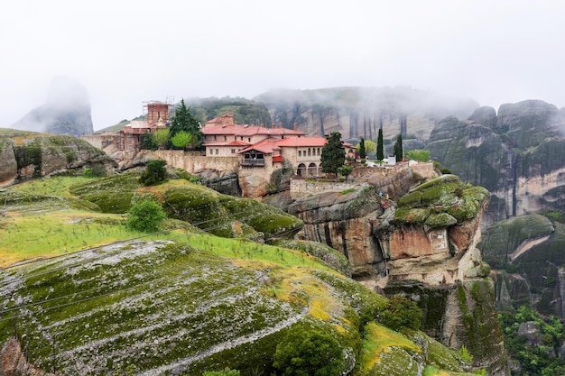 Météores dans le monastère de la Grèce sur le fond des montagnes ciel nuageux