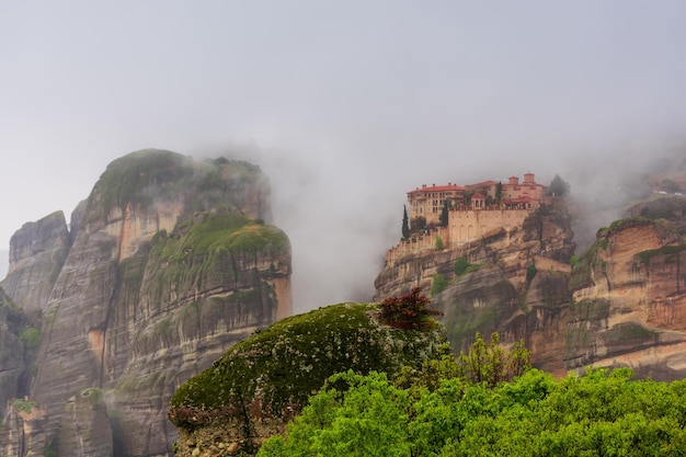 Météores dans le monastère de la Grèce sur le fond des montagnes ciel nuageux