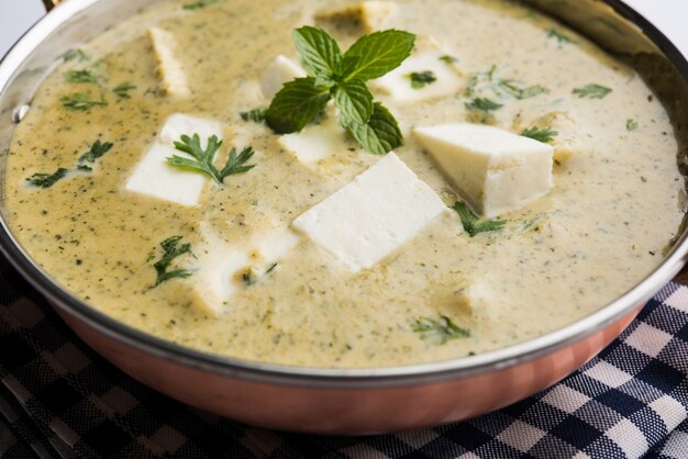 Methi Malai Paneer ou Curry crémeux au fenugrec et au fromage cottage, recette populaire de l'Inde du Nord, servi à Karahi avec Roti/Paratha, mise au point sélective