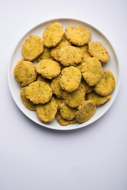 Methi Mathri est une collation indienne du Rajasthan à l'heure du thé et un type de biscuit feuilleté.