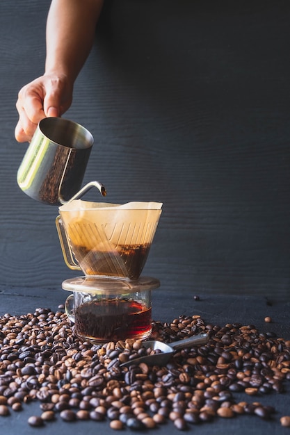 Méthode de préparation du café Barista verser sur le café filtre