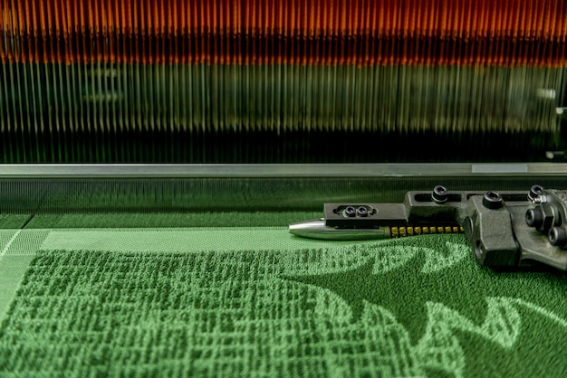 Métier à tisser dans une usine textile, gros plan. ligne de production de tissu industriel