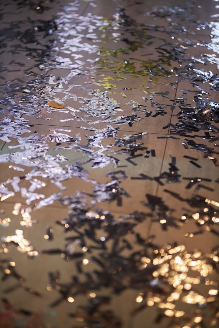 Photo métophane sur le sol gros plan de guirlandes confettis sur le sol une fête