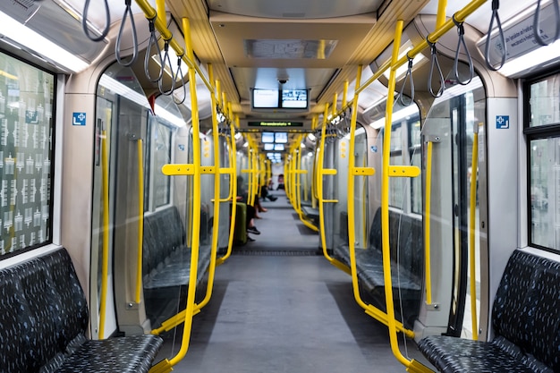 Métro moderne. Intérieur de voiture de métro sans personnes.