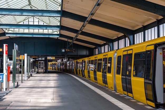 Métro moderne. Train jaune à la gare