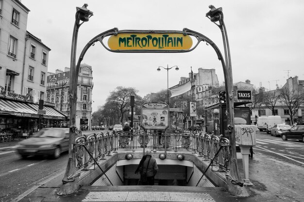 Photo le métro de paris est écrit en noir et blanc.