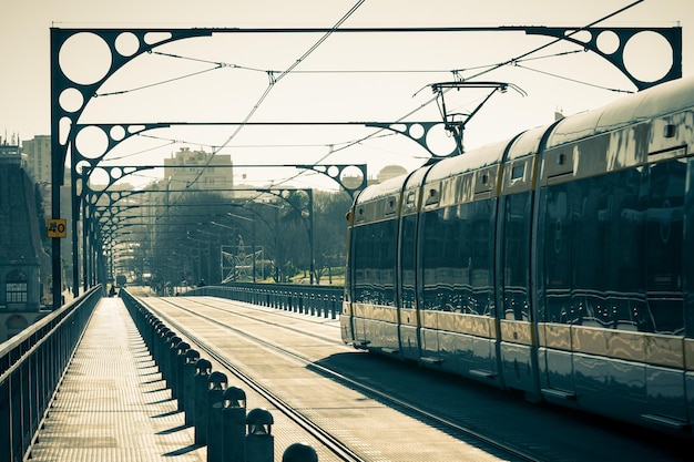 Métro de Porto sur le pont