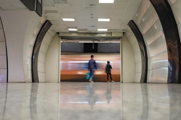 Métro se déplaçant dans une station