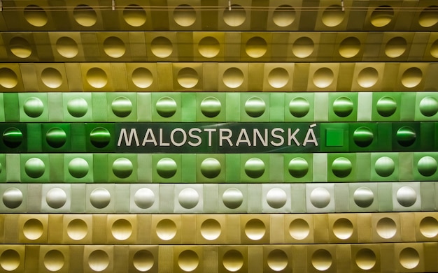 Métro souterrain de Prague, en République tchèque. Gare de Malostranska.