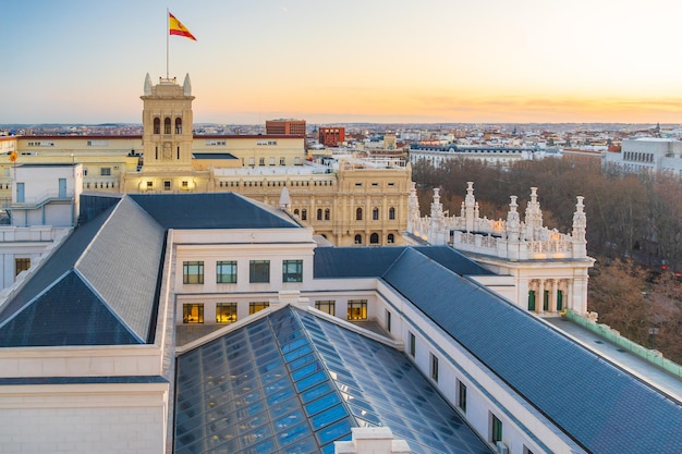 Métropole espagnole au coucher du soleil montrant l'horizon de Madrid