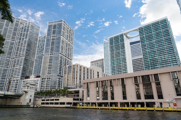 Métropole de Miami avec architecture de gratte-ciel à la lumière du jour image de métropole avec gratte-ciel