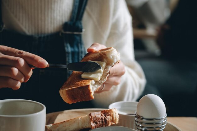 Photo mettez de la confiture sur votre pain pour le petit déjeuner.