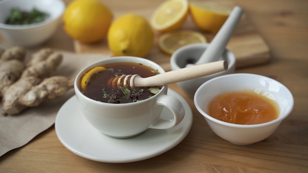 Mettez Une Cuillère à Café De Miel Dans Une Tasse De Thé Chaud Au Citron