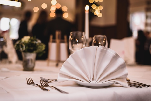 Mettez le décor sur la table.