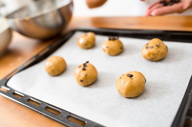 Mettre les biscuits avant le four