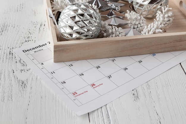 Mettre en évidence la date de Noël sur le calendrier avec des ornements de Noël