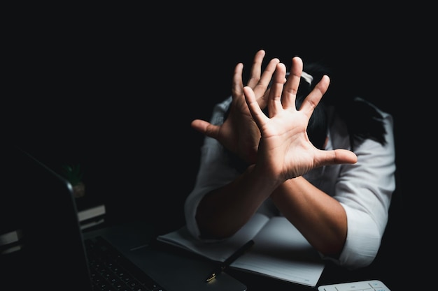 Mettre fin au harcèlement et à la violence sur le lieu de travail Le patron ou l'employeur a harcelé sexuellement une femme d'affaires au travail Une fille déprimée assise au bureau met fin à la violence à l'égard des femmes journée internationale de la femme