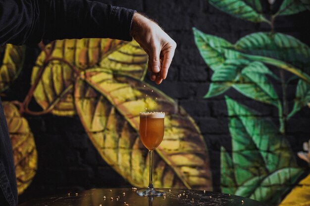 Mettre la garniture dans un verre à cocktail avec une boisson