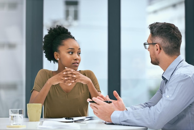 Photo mettre en œuvre les stratégies les plus efficaces pour leur entreprise photo recadrée de deux collègues en réunion dans un bureau