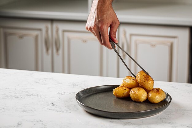 Mettre des pommes de terre cuites sur une assiette