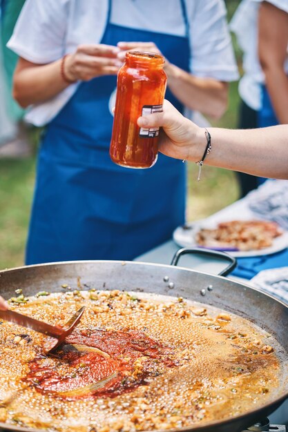 Mettre de la tomate frite pour faire du riz