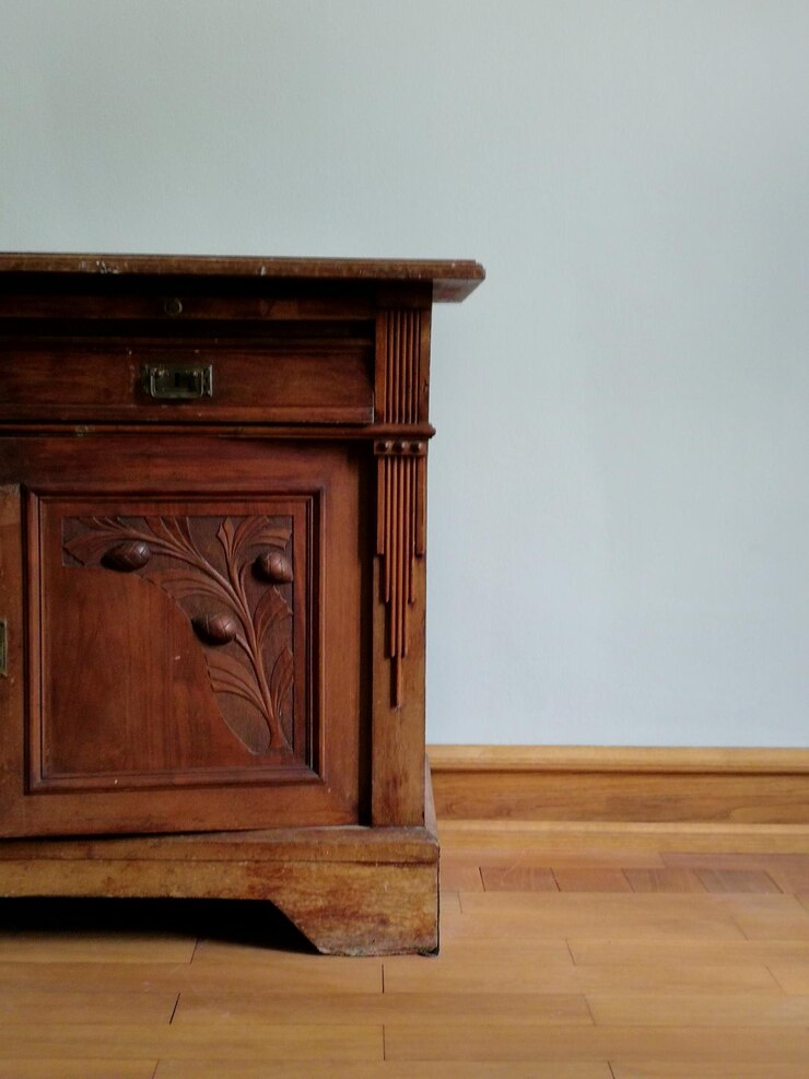 Photo meubles en bois contre le mur à la maison